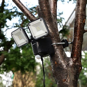 DEWENWILS Outdoor Motion Sensor Light, Battery Powered Flood Light, LED Security Light with 2 Adjustable Heads, 800LM 6000K Super Bright, IP44 Waterproof Auto ON/Off for Garage, Yard, Porch-HHSL02A