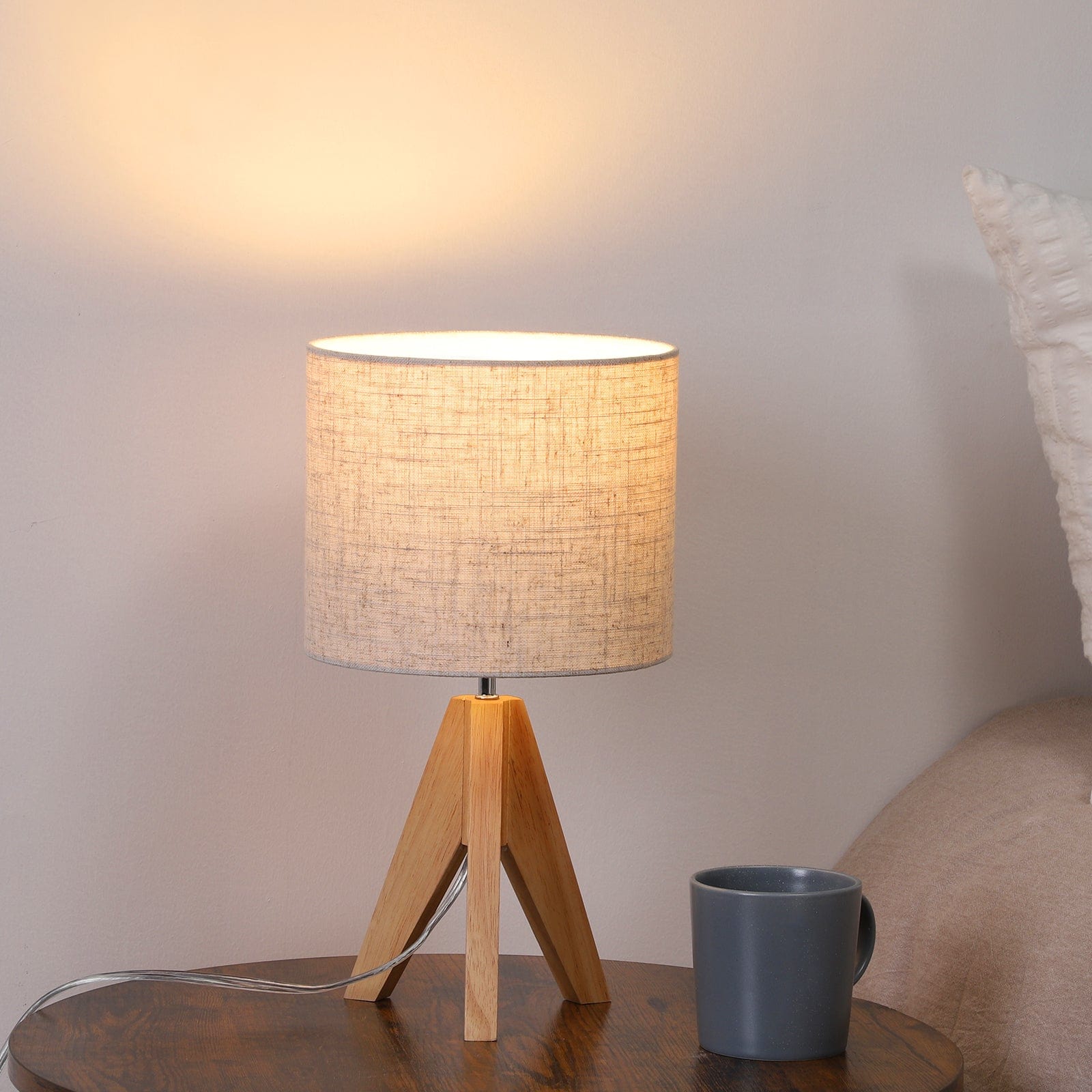 Tripod fashion table lamp